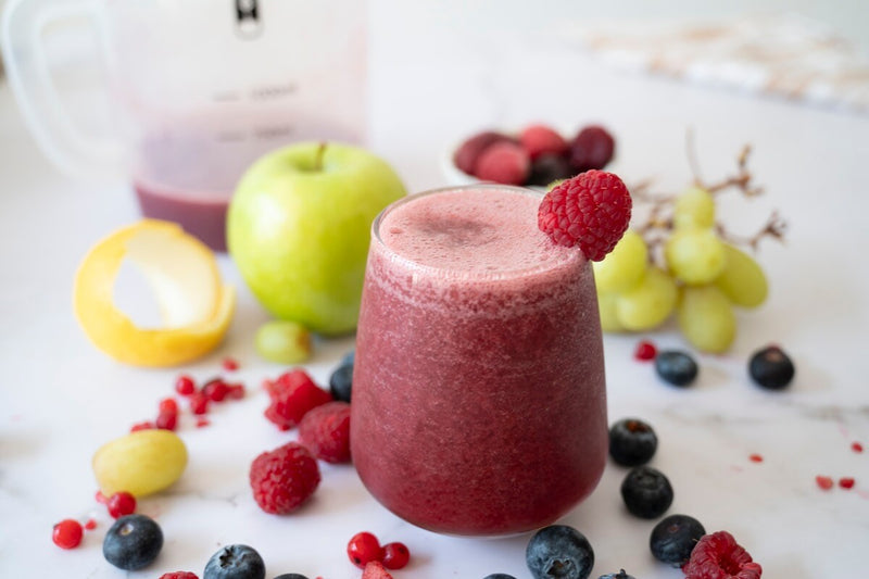Elektrolytgetränk mit Heidelbeeren und Apfel