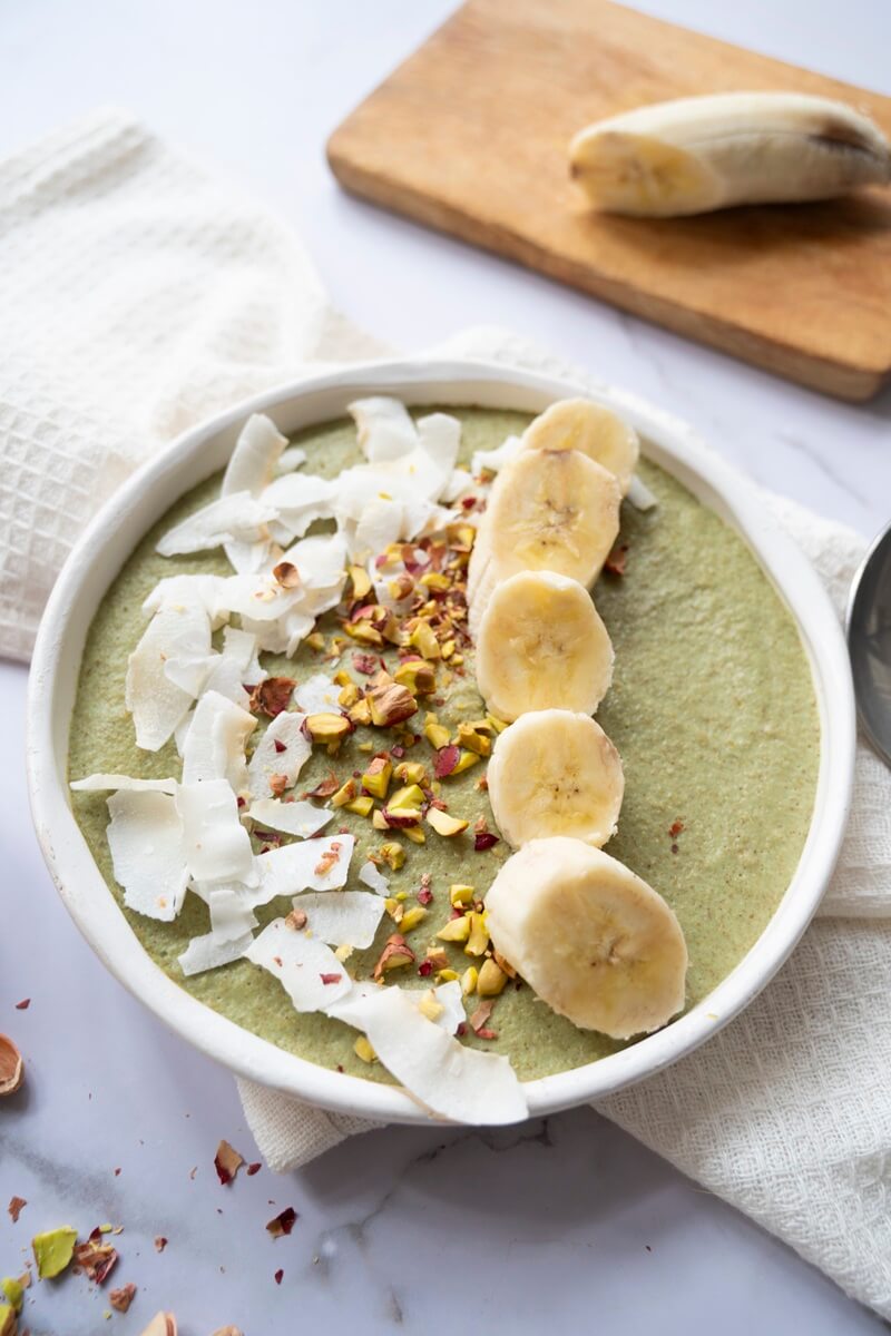 Bol de smoothie à la pulpe d'avoine et aux pistaches